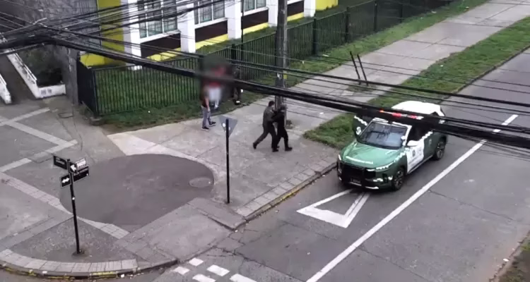 Detienen a tres menores que intentaron ingresar con arma de fuego y machete al Liceo Pablo Neruda de Temuco