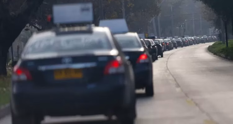 Bono de $100 mil ya comenzó a pagarse en La Araucanía: más de 2 mil colectiveros reciben ayuda por alza del combustible