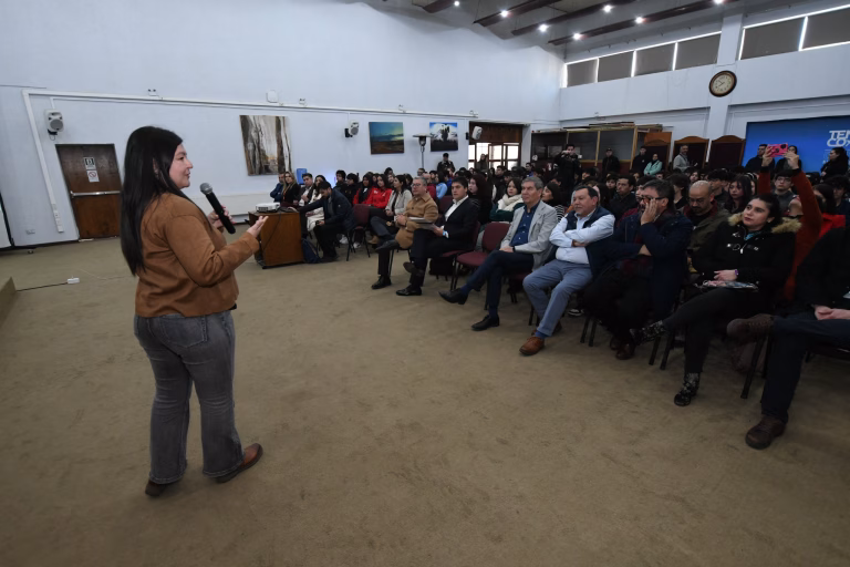 Banco de Chile entregó 250 becas de habilidades digitales e inteligencia artificial a liceos técnicos municipales de Temuco