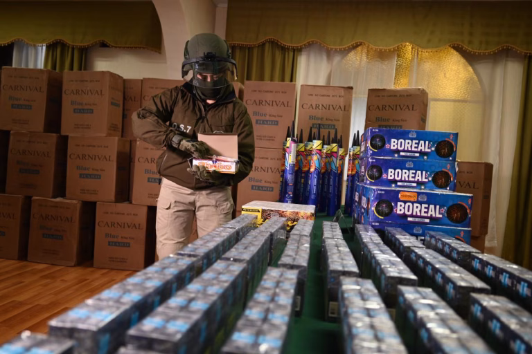 Avaluado en $300 millones: incautan 86 mil cartones de cigarros y 2.200 fuegos artificiales en Temuco