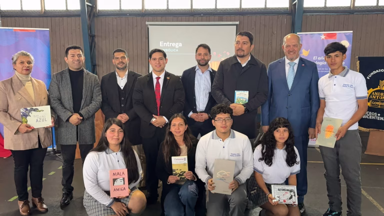 Con 200 nuevos libros, Gobierno impulsa recuperación de la biblioteca del Liceo Bicentenario de Gorbea tras incendio