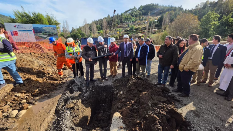 Autoridades instalan primera piedra de la pasarela Rapanilahue que unirá Lumaco y Galvarino tras casi 50 años de espera