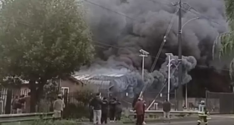 Incendio destruye mall chino en Pitrufquén y deja una trabajadora fallecida