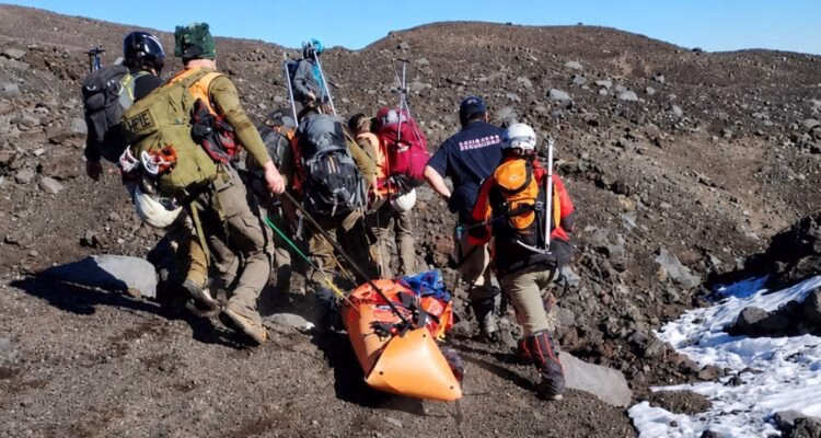 Identifican y rescatan cuerpo de mujer fallecida tras caída durante ascenso al volcán Llaima