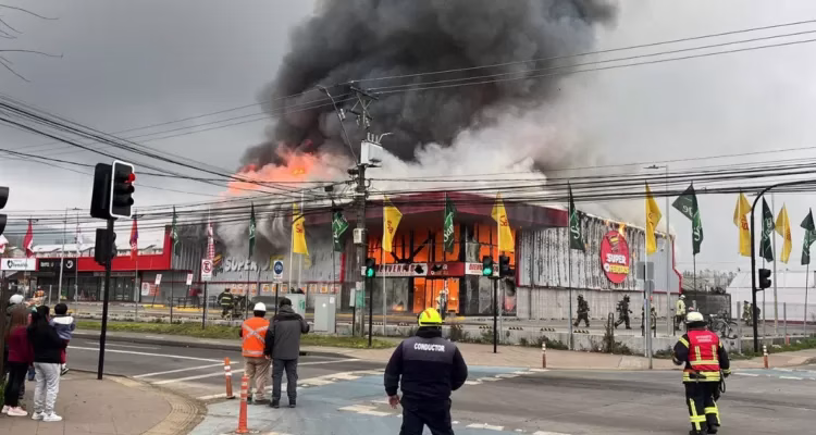 Gran incendio destruye supermercado en Padre Las Casas: humo fue visible desde distintos puntos de Temuco