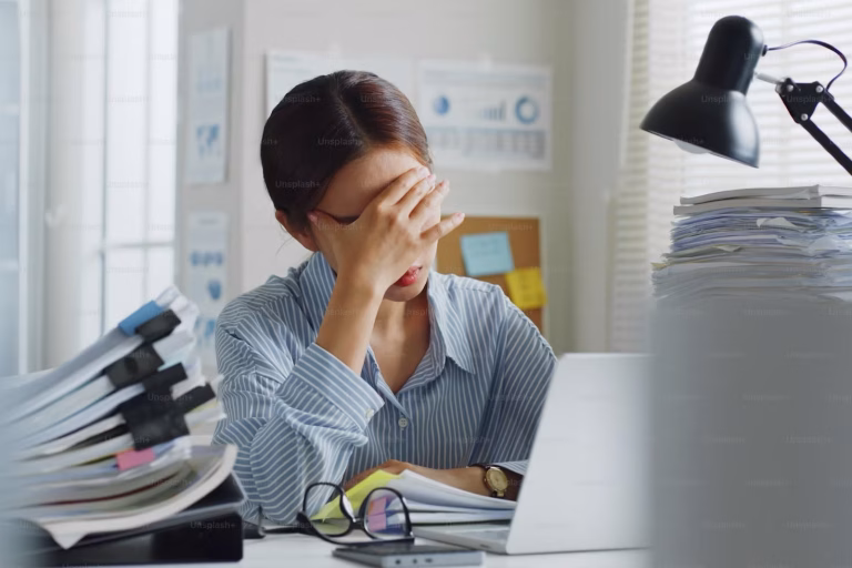 El síndrome de la pantalla: nueve de cada diez trabajadores sufre fatiga visual en Chile
