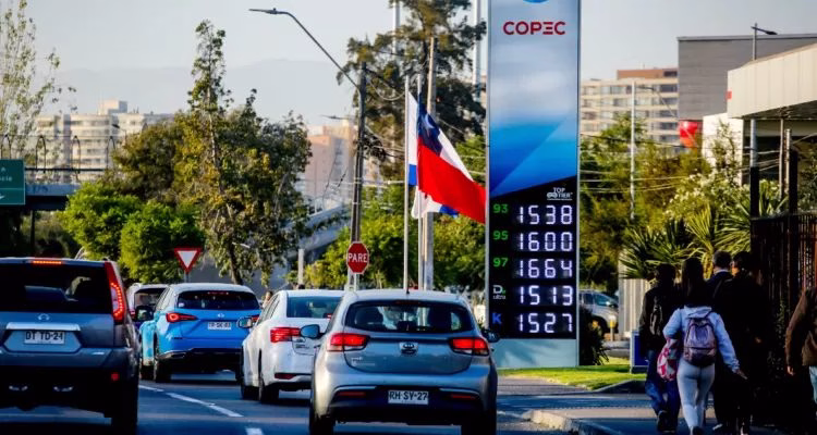 Gobierno anticipa fuerte baja en los combustibles: diésel y bencinas podrían caer cerca de $100 por litro