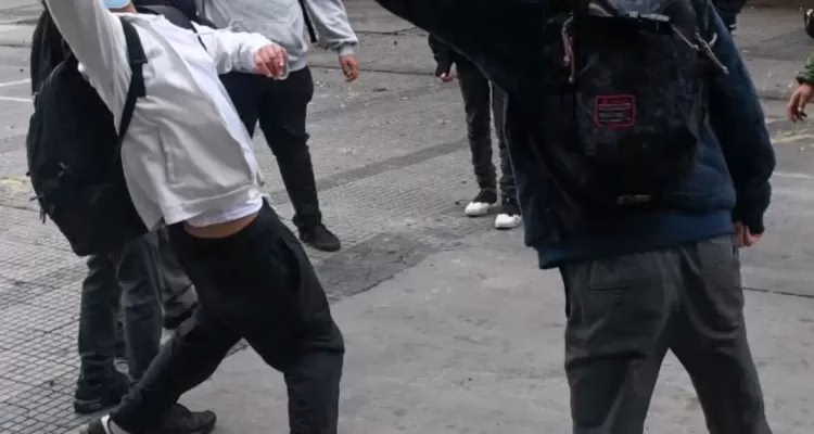 Evalúan uso de rayos X para revisar mochilas tras más de 100 casos de violencia escolar en La Araucanía