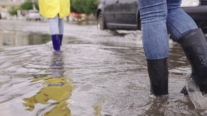 Retiro de barro y escombros tras el temporal: experto entrega recomendaciones para evitar lesiones y accidentes