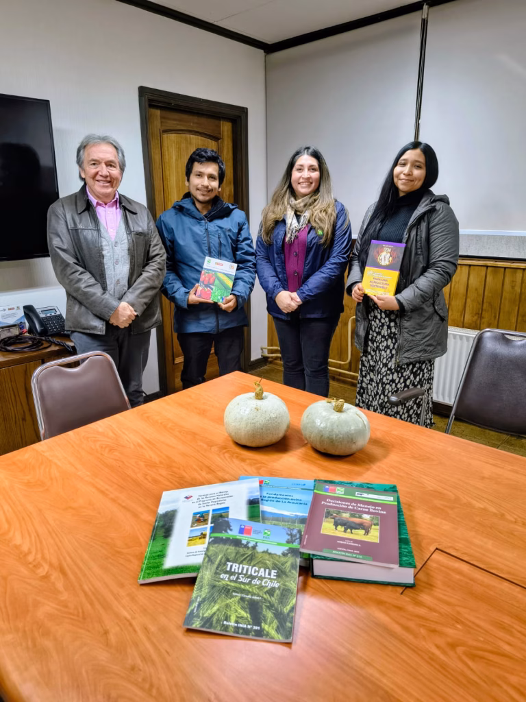 INIA entrega publicaciones técnicas a comunidad indígena de Nueva Imperial para fortalecer el aprendizaje agrícola
