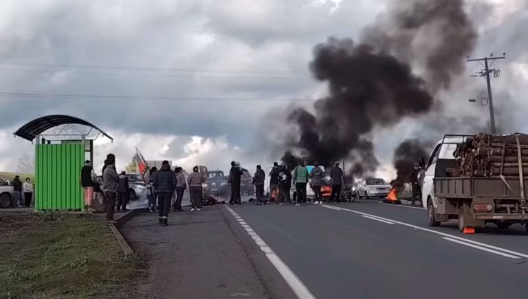 La paciencia se agotó: barricadas y rutas bloqueadas marcan jornada de protesta por prolongado corte de luz en Lautaro