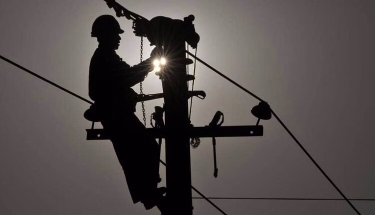 Ráfagas de viento dejan más de 32 mil clientes sin electricidad en La Araucanía