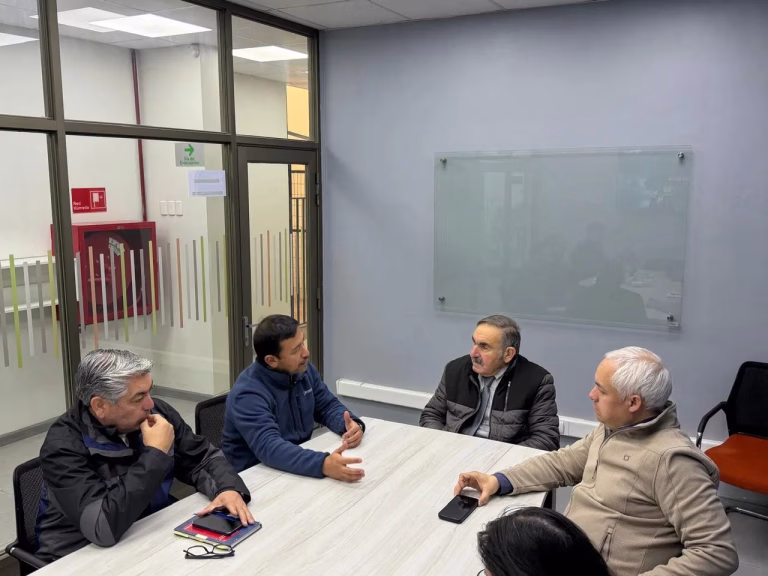 Autoridades regionales visitan oficinas de Frontel en Temuco y Angol para monitorear labores de reposición tras el temporal