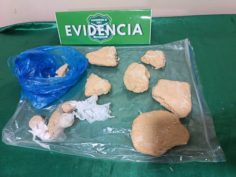 Extorsión por vehículo robado destapa hallazgo de más de 800 gramos de presunta cocaína en Angol