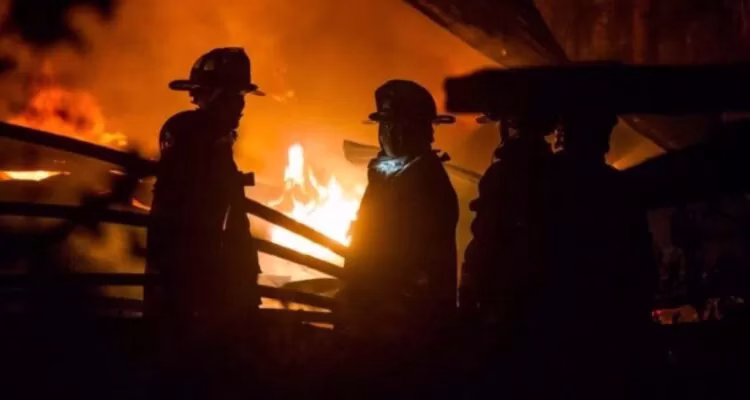 Sujetos armados incendian maquinaria y camioneta en faena forestal de Lautaro