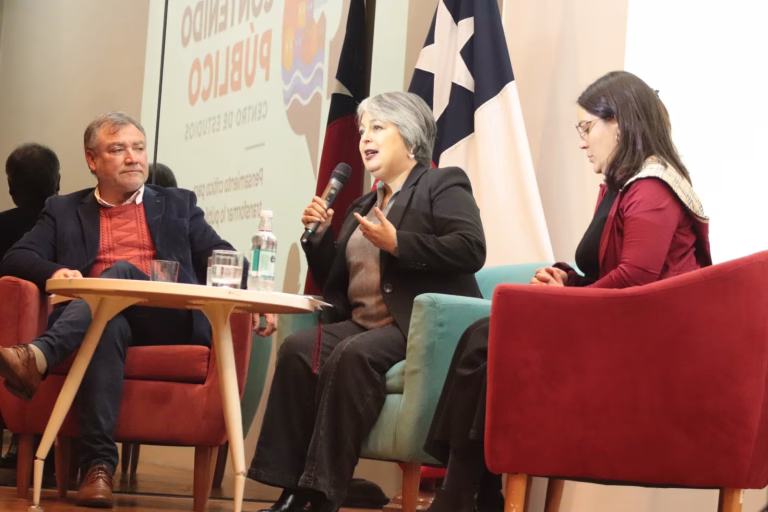 Jeannette Jara acusa “agenda encubierta” contra los trabajadores: “Es expropiarle las horas extra”