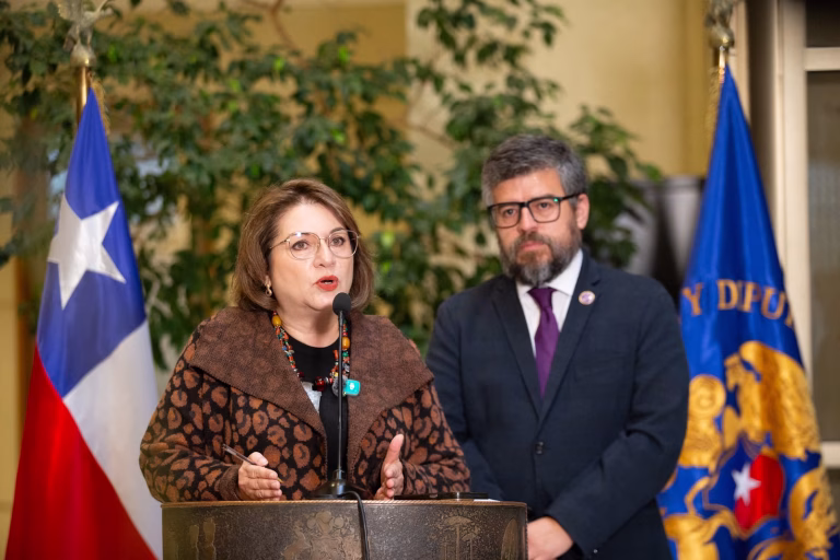 Andrea Parra cuestiona Presupuesto 2027 y acusa “recortes brutales” en programas sociales