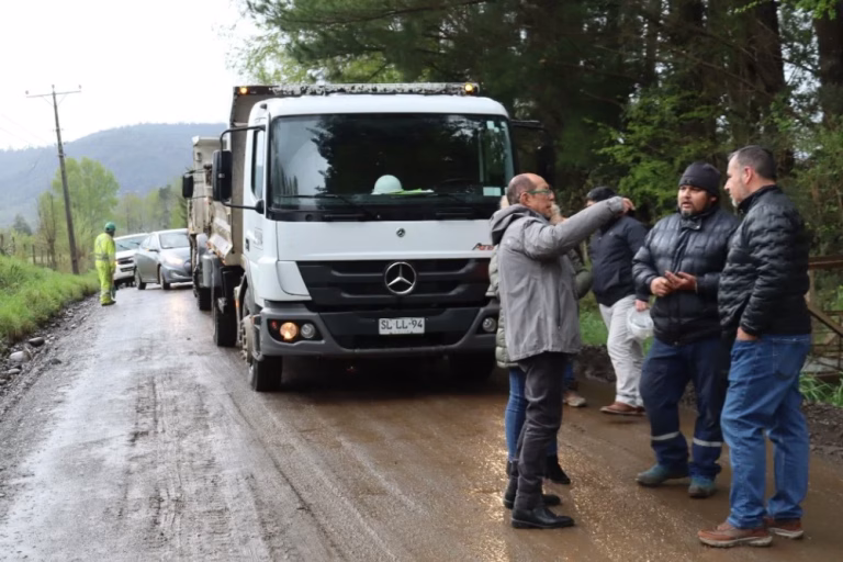 Municipalidad de Villarrica interviene camino que debía mantener empresa contratada por Vialidad