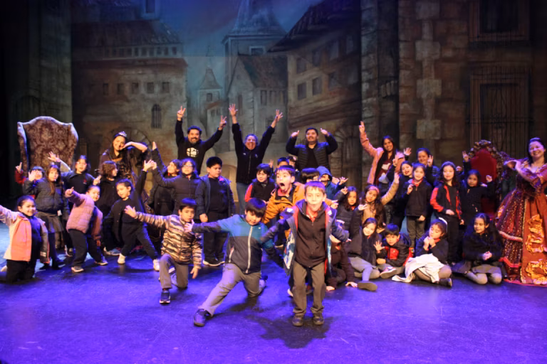 Teatro Municipal de Temuco acerca la cultura a estudiantes con visitas guiadas